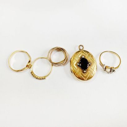 null 18K (750) yellow gold set comprising a three-gold ring, an opening pendant applied...
