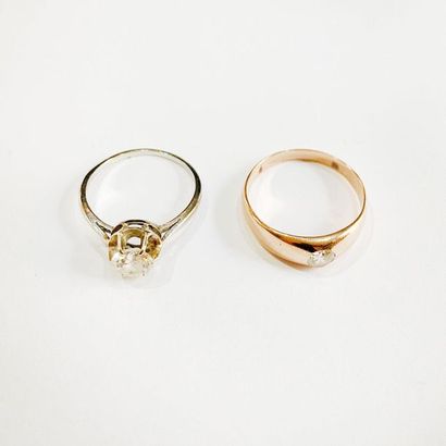 null Set of two 18K (750) gold rings each with one antique cut diamond.

Total gross...