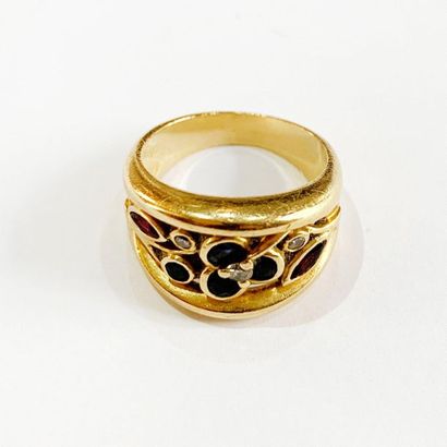 null Bague en or jaune ajouré et ciselée d'un motif floral serti de diamants, rubis,...