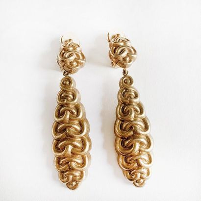 null Paire de pendants d'oreilles en métal doré dites «Milanos» composés de motifs...