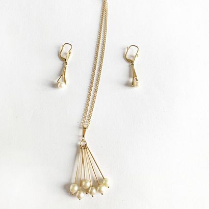null Collier en or jaune 18K (750), pendentif serti de perles de culture et une paire...