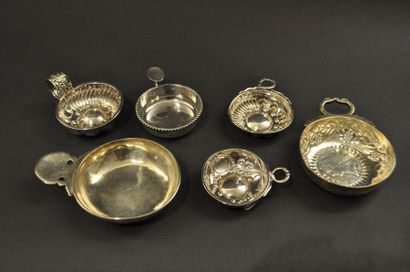 null Set of five silver tastevins (925), one of which is decorated with a Louis XV...