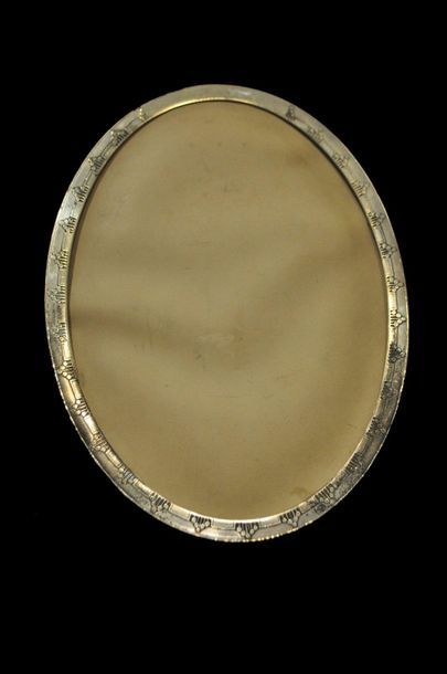 null TIFFANY & CO Cadre de forme ovale en argent au décor d'une frise géométrique...