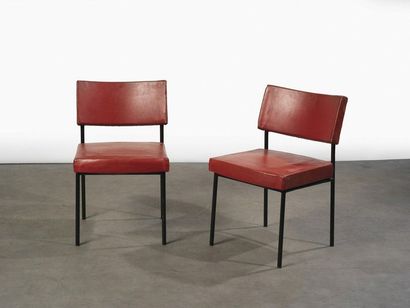 null Joseph-André Motte (1925-2013) Paire de chaises modèle " 764 " Simili rouge...