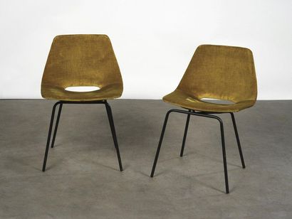 null Pierre Guariche (1926-1995) Paire de chaises modèle " Tonneau " Tissu vert et...