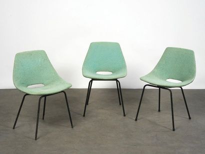 null Pierre Guariche (1926-1995) Série de 3 chaises modèle " Tonneau " Tissu bleu...