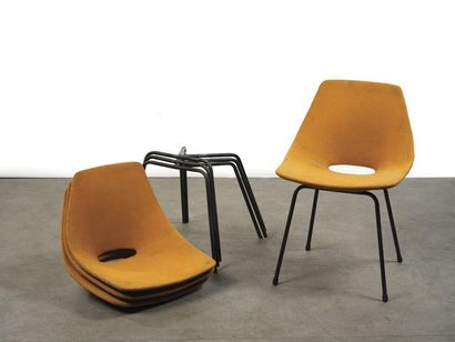 null Pierre Guariche (1926-1995) Série de 4 chaises modèle " Tonneau " Tissu orange...