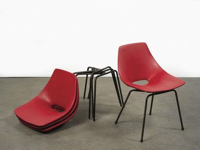 null Pierre Guariche (1926-1995) Série de 4 chaises modèle " Tonneau " Simili rouge...