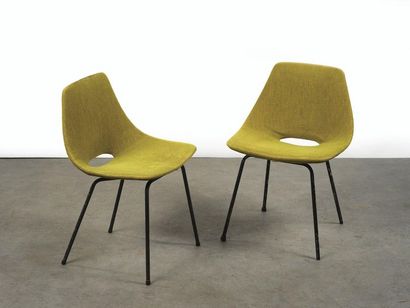 null Pierre Guariche (1926-1995) Paire de chaises modèle " Tonneau " Tissu vert et...