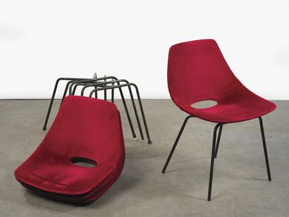 null Pierre Guariche (1926-1995) Série de 4 chaises modèle " Tonneau " Tissu rouge...
