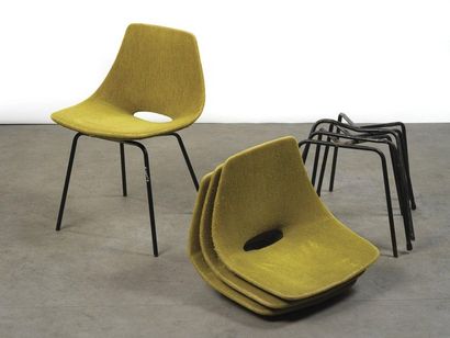 null Pierre Guariche (1926-1995) Série de 4 chaises modèle " Tonneau " Tissu vert...
