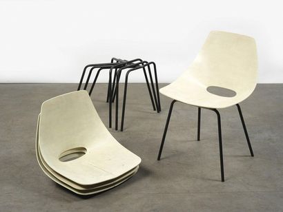 null Pierre Guariche (1926-1995) Série de 4 chaises modèle " Tonneau " Contreplaqué...
