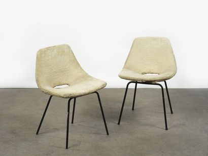 null Pierre Guariche (1926-1995) Paire de chaises modèle " Tonneau " Fourrure synthétique...