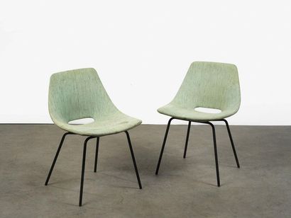 null Pierre Guariche (1926-1995) 

Paire de chaises modèle " Tonneau " 

Tissu bleu...