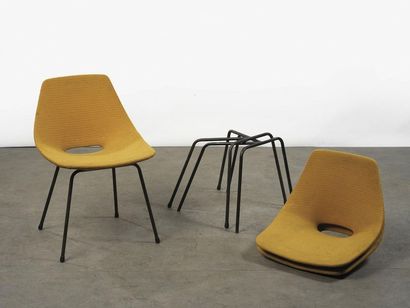 null Pierre Guariche (1926-1995) Série de 3 chaises modèle " Tonneau " Tissu orange...