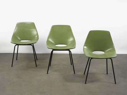 null Pierre Guariche (1926-1995) Série de 3 chaises modèle " Tonneau " Simili vert...