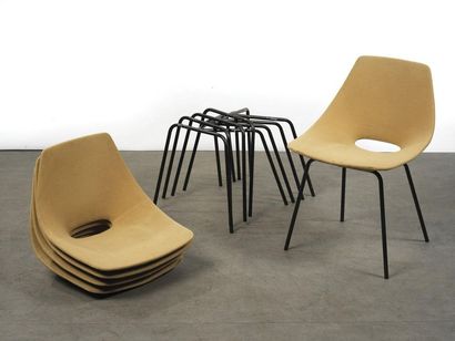 null Pierre Guariche (1926-1995) Série de 5 chaises modèle " Tonneau " Tissu caramel...