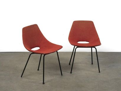 null Pierre Guariche (1926-1995) Paire de chaises modèle " Tonneau " Tissu rouge...