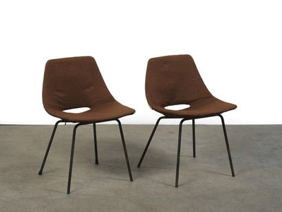 null Pierre Guariche (1926-1995) Paire de chaises modèle " Tonneau " Tissu marron...