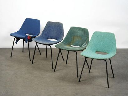 null Pierre Guariche (1926-1995) Série de 4 chaises modèle " Tonneau " Tissu bleu...