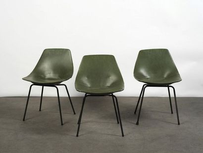 null Pierre Guariche (1926-1995) Série de 3 chaises modèle " Tonneau " Métal laqué...