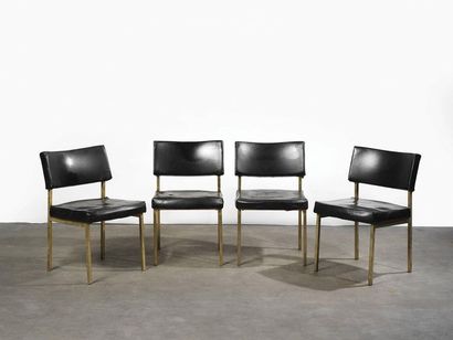 null Joseph André Motte (1925-2013) Série de 4 chaises modèle " 764 " Simili noir...