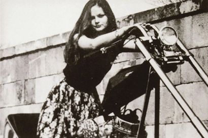 Richard PRINCE (né en 1949) Femme sur une Harley Tirage photographique en couleur...
