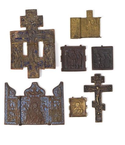 null LOT D'ICÔNES RUSSES, XVIIE-XIXE SIÈCLES :
- une icône triptyque en bronze émaillé...
