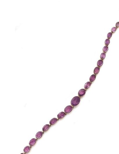 null RIVER NECKLACE in 9K (375) yellow gold decorated with falling oval amethysts.
Work...