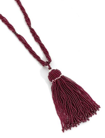 null LONG MULTIRANGE LONG NECKLACE of twisted garnet balls, finished with a pompom...