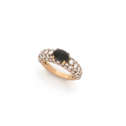CARTIER. 
18K (750) yellow gold bulbous ring with cabochon onyx surrounded by diamond...