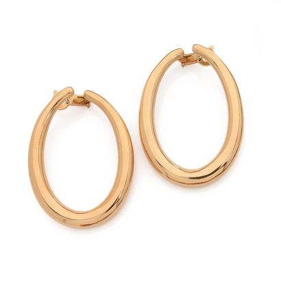 BOUCHERON. 
Pair of 18K (750) yellow gold CRÉOLES. 
 Signed and numbered.
H_6.2 cm
Gross...