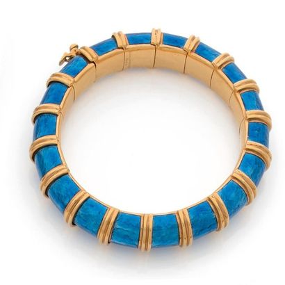 Jean SCHLUMBERGER. 
Opening bracelet in 18K (750) yellow gold applied with blue glitter...