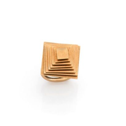 POL BURY - VERS 1968 
"KINETIC" pyramid-shaped ring in 18K (750) yellow gold. 
 Signed...
