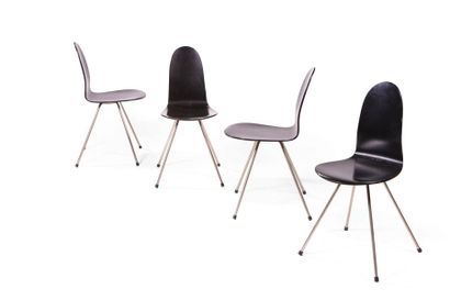 Arne JACOBSEN (1902 - 1971) 
Série de 4 chaises «Tongue» modèle «3102»
Cuir noir...