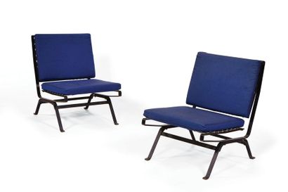 MARIO RINALDI (XXE SIÈCLE) 
Pair of armchairs
Black lacquered metal and blue fabric
Rima...