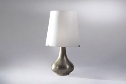 Max INGRAND (1908-1969) 
Lampe de table
Laiton brossé et verre opalin
Édition Fontana...