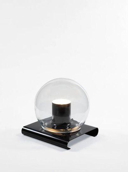 Joe COLOMBO (1930-1971) Lampe modèle «Aton» Métal laqué noir et blanc, métal chromé...