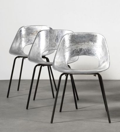 Pierre GUARICHE (1926-1995) 
Série de 3 chaises modèle «Tulipe»
Fonte d'aluminium...
