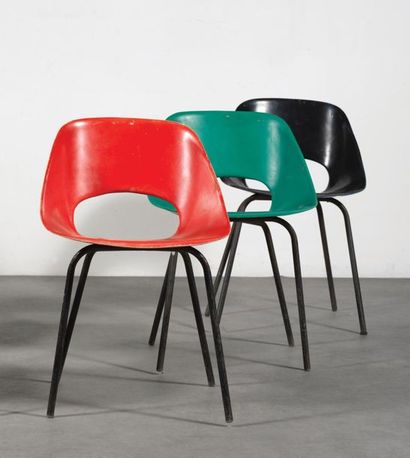 Pierre GUARICHE (1926-1995) 
Série de 3 chaises modèle «Tulipe»
Fonte d'aluminium...