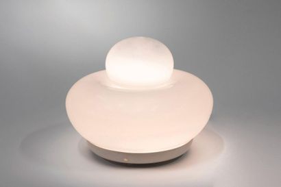 Giuliana GRAMIGNA (née en 1929) "Electra" model lamp White lacquered metal and opaline...
