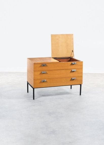 André MONPOIX (1925-1976) 
Chest of three drawers and tray with flaps
Lemon tree,...