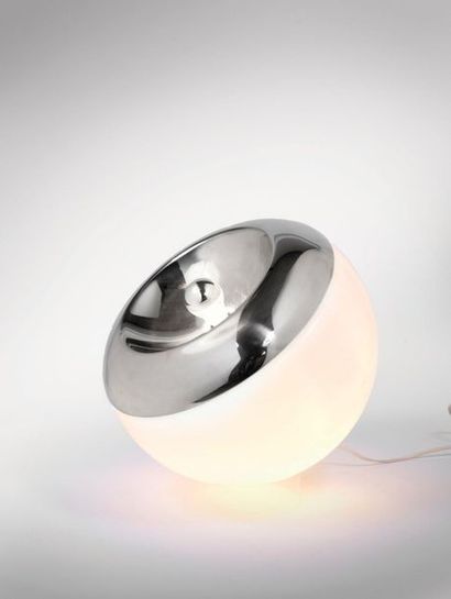 GOFFREDO REGGIANI (ATTRIBUÉ À) Lampe dite «boule» Plexiglas opalin et transparent...