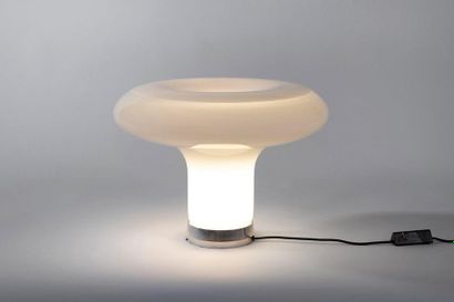 ANGELO MANGIAROTTI (1921-2012) 
Lampe modèle «Lesbo»
Verre et métal chromé
Édition...