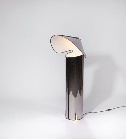 Mario BELLINI (né en 1935) 
Floor lamp model "Chiarra"
Stainless steel sheet
Flos...