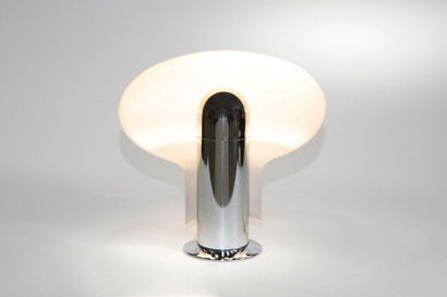 CELLI TOGNON (XXE SIÈCLE) 
Model lamp "Leuke"
Chrome metal and opaline Perspex
Stilnovo...