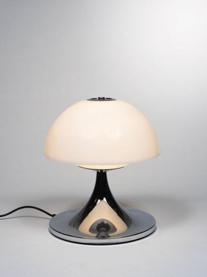 ELIO MARTINELLI (ATTRIBUÉ À) 
Table lamp
Chromed metal and opaline Perspex
Circa...