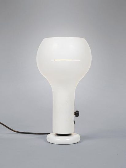 Joe COLOMBO (1930-1971) 
Lampe de table «Flash» modèle «2207»
Métal laqué blanc
Édition...
