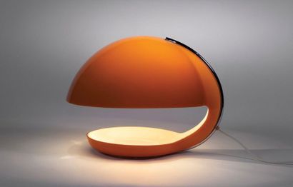 Luigi MASSONI (Né en 1930) Lampe modèle «Fiona» Métal chromé et ABS orange Édition...