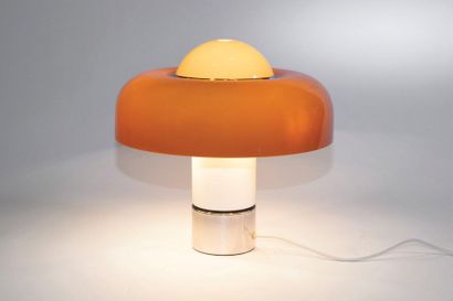 Luigi MASSONI (Né en 1930) Lampe modèle «Brumbury» ABS blanc et orange et métal chromé...